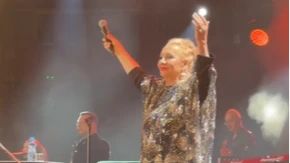 "Sram ih bilo, nisu doše da je podrže!" Voditelj stigao na koncert Vesne Zmijanac, pa izgovorio 4 imena pevačica koje su ga razočarale