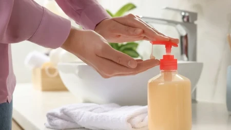 Zbog čega peremo ruke posle dolaska sa groblja? Crkva je objasnila poreklo ovog običaja