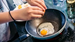 Onkolozi upozoravaju na tiganje koje skoro svi imaju u kuhinji: Jedna greška može biti veoma opasna!