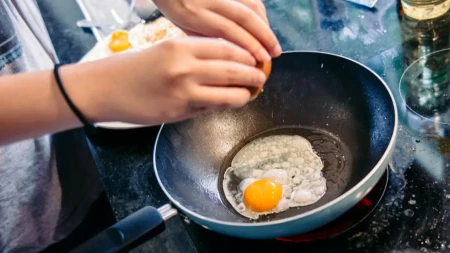 Onkolozi upozoravaju na tiganje koje skoro svi imaju u kuhinji: Jedna greška može biti veoma opasna!