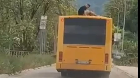 Opasna igra! Dečak se vozi na krovu autobusu (VIDEO)