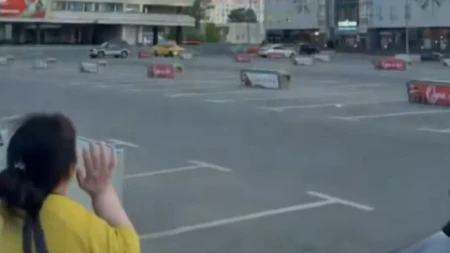 Žena se u panici, hvata se glavu! Dron oboren nedaleko od nje, stravični snimci napada na Moskvu (VIDEO)