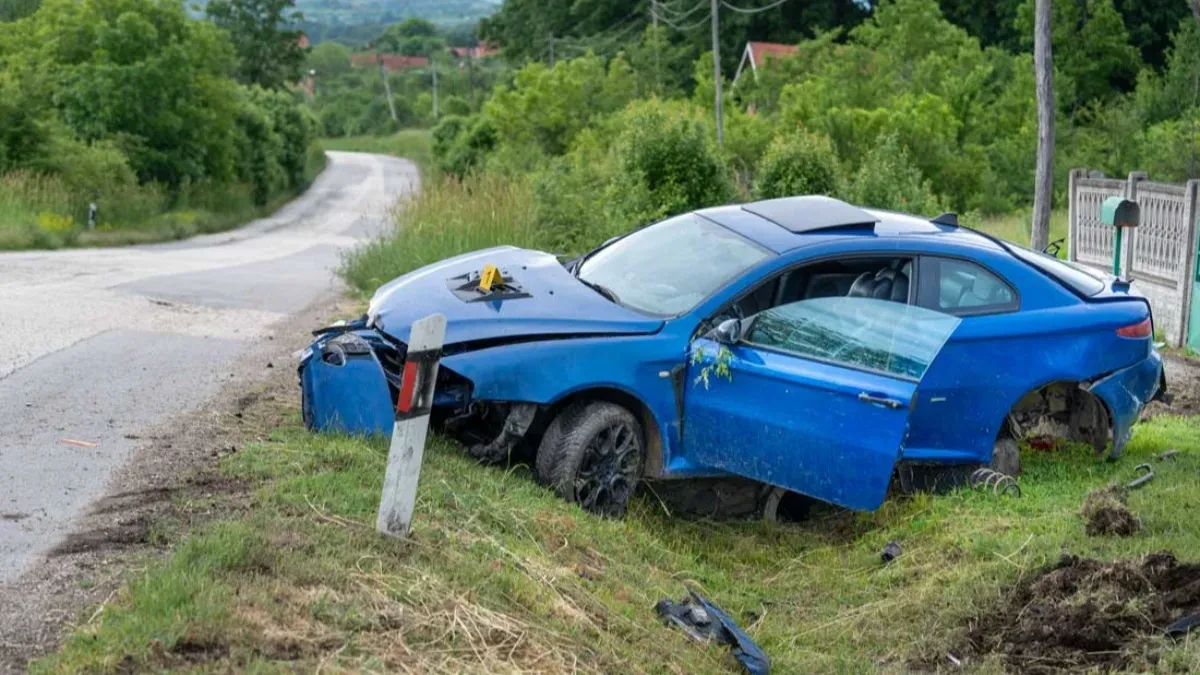 Vozač sleteo u jarak, pa odbio pomoć lekara - auto potpuno slupan (FOTO)