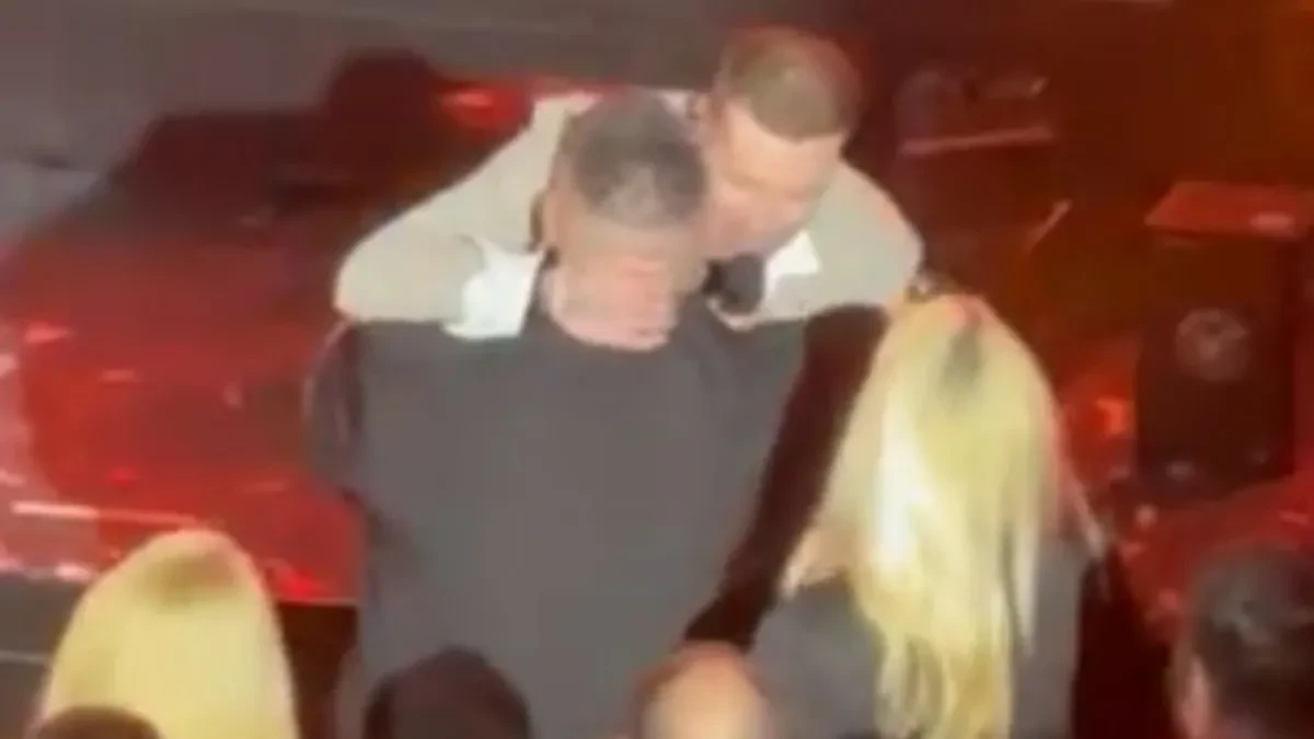 Muzičar nakon razvoda u javnosti! Uhvaćen pored dve udate pevačice, niko ga nije video mesecima
