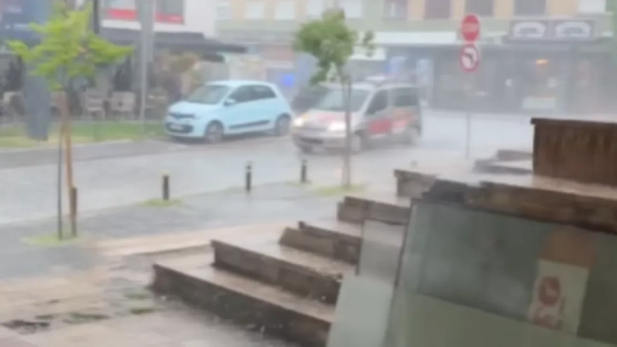 Šok kadrovi monsunskog pljuska u Vranju! Pratio ga je sitan grad, nagrabusio je ko je bio napolju
