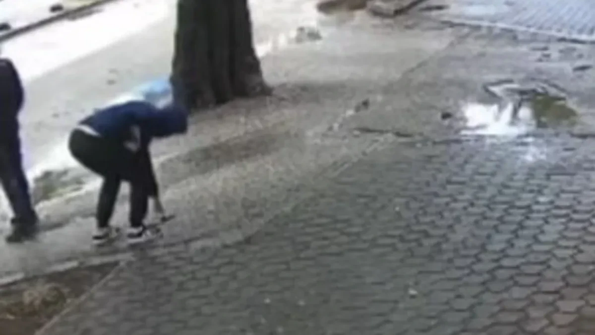 Mladići pronašli izgubljeni novčanik, pa se "poslužili": Policija traga za nepoštenim nalazačima (video)