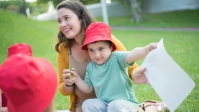 Dadilja, bebisiterka ili au pair: Koja je razlika i zašto porodice sve češće biraju pomoć oko dece