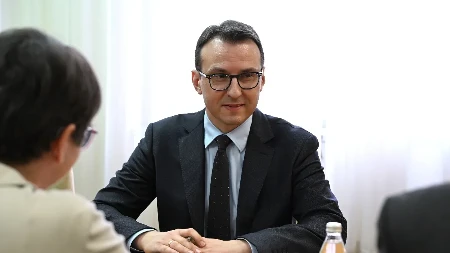 Lažljivi i Kurtijevi mediji na istom zadatku: Petar Petković pokazao kako zajednički napadaju Srbiju