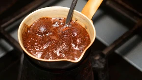 Dodajte ovo u kafu posle ručka: Creva rade kao sat, a nadutost nestaje