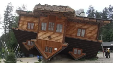 Kuća naopračke: Neobična građevina postala turistička atrakcija, ko bi rekao da ovako nešto ima u Evropi