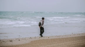 Opušteno je šetao plažom kada je ugledao gomilu ovoga: Zapanjilo ga je šta ljudi masovno bacaju, a onda je usledio još veći šok
