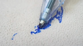 Kako ukloniti mastilo od hemijske sa kauča? Jedna od najupornijih mrlja se čisti vrlo lako