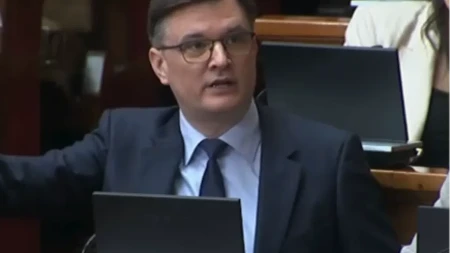 Jovanov zagrmeo u Skupštini: "Cela banda pobegla u Hrvatsku! Zašto tamo ne dižu revoluciju zbog mosta?"