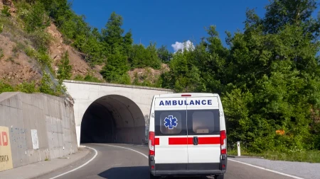 Stravična nesreća kod Tutina: Automobil sleteo u kanjon - ima povređenih!