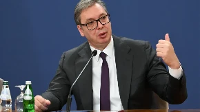 "Politikom ćemo se baviti programima, ne suzavcem i noževima" Vučić pozvao aktiviste SNS da se sklone sa Slavije