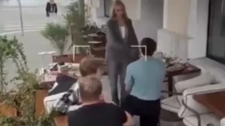 Prosidba pred punim kafićem pretvorila se u horor: Devojka rekla ''ne'', usledio jeziv potez muškarca - gosti vrištali i skakali sa stolica! 