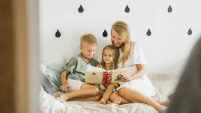 Zašto deca vole da stalno slušaju istu priču: Uticaj na razvoj mozga kod najmlađih