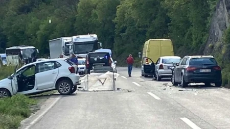 "Samo se odjednom začuo jak udarac": Žestok lančani sudar na ulazu u Rašku (FOTO)