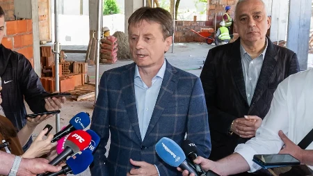 Država ulaže 295 miliona dinara: Gradonačelnik Bakić i ministar Glišić obišli radove u subotičkoj OŠ "Đuro Salaj"