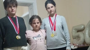Tri sestrice konačno imaju dom: Srbija pamti badnjake koje su prodavale za majku