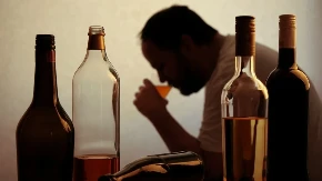 Dovoljna su samo dva i krenulo je u pogrešnom smeru: Ovo su znakovi alkoholizma, obratite pažnju