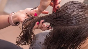 Žene u Srbiji "zatrpale" frizere zbog ovakve kose: Znate li šta je frizura "crna višnja" — i ne, nije ono što ste na prvu pomislili