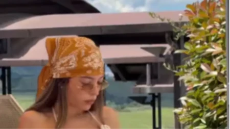 Jedva sakrila grudi: Skinula se supruga fudbalera Zvezde (VIDEO)