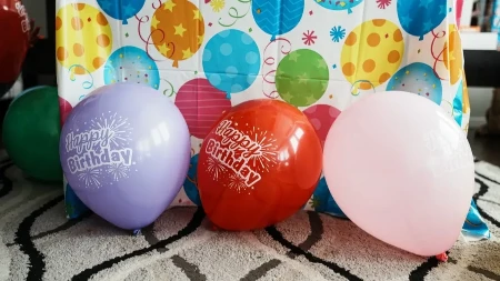 Dečak (8) nastradao na rođendanu: Roditelji ga ostavili samog, a on uzeo balon i uradio ovo
