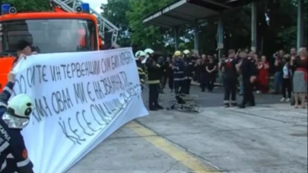 Emotivna scena topi srca: Vatrogasac kleknuo pred svima, a ono što je uradio pred kolegama rasplakalo region!