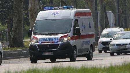 Muž i žena pronađeni mrtvi u stanu, umrli zbog kiselih krastavčića! Deca tri dana živela sama  