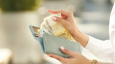 Novac će se bukvalno lepiti za vas: Stavite ovo na prozor i zaboravite na besparicu!