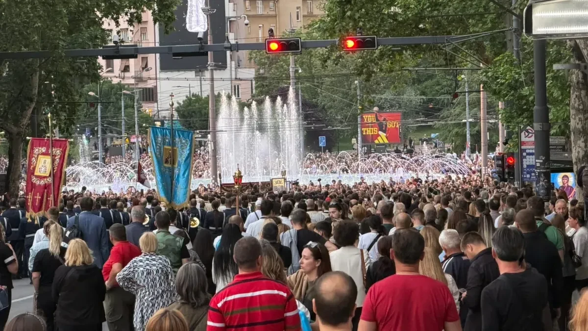 Hiljade vernika u Spasovdanskoj litiji! Pojas Presvete Bogorodice prenosi se do Hrama Svetog Save