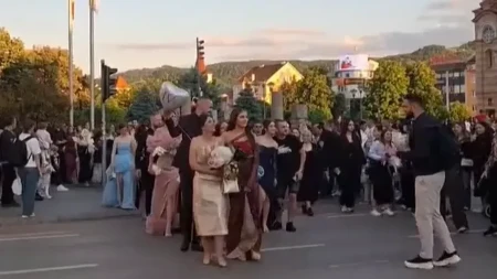 Matursko veče u BiH pretvorilo se u filmsku scenu: Dečko joj prišao pred svima, ono što je usledilo oduševilo okupljene!