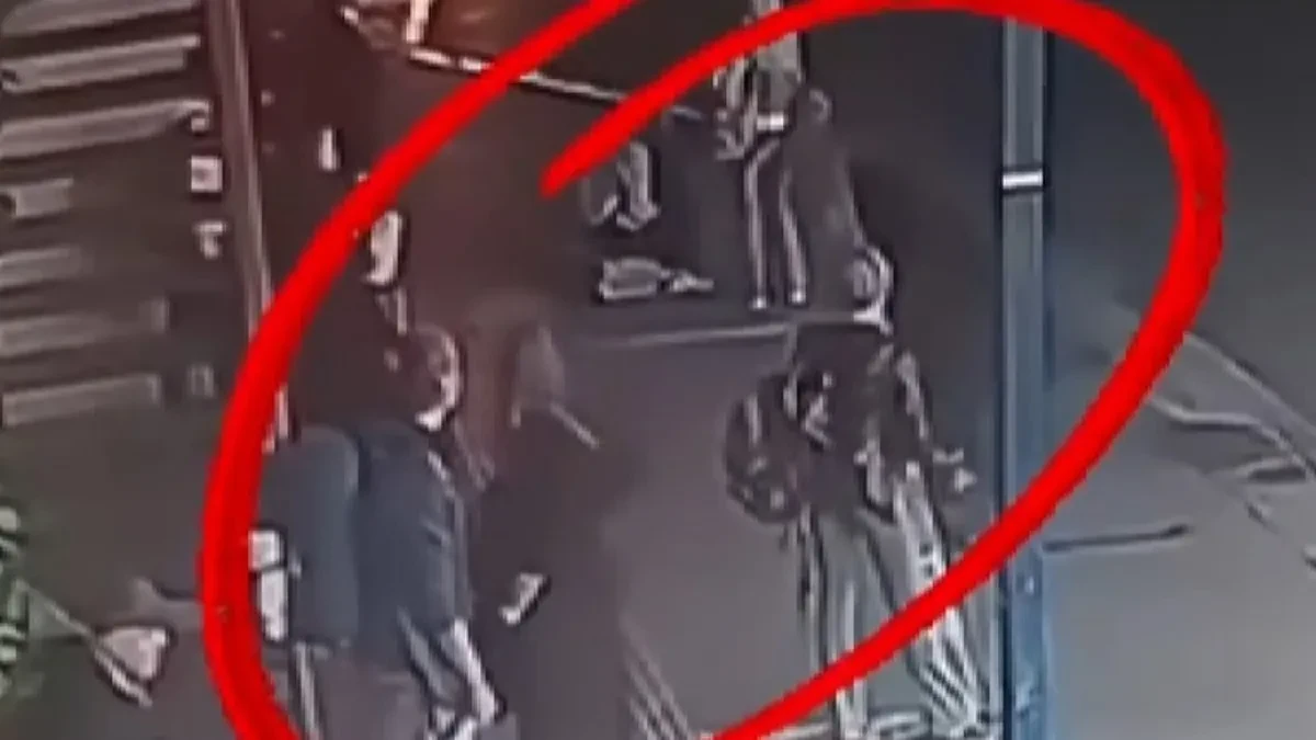 Veliko staklo srušilo se među putnike! Objavljen dramatičan snimak sa autobuske stanice u Zagrebu (VIDEO) 