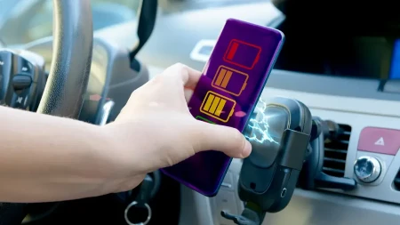 Punjenje u autu će vas skupo koštati: Vozači to rade svaki dan, a nisu ni svesni da tako uništavaju telefon