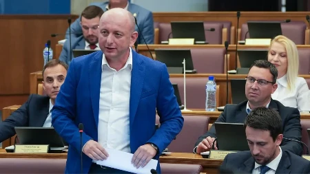 "Pokvario je prosidbu dva ministra na bini" Knežević: Suzavac vam je bacio Medenica, zato ne možete da ga nađete