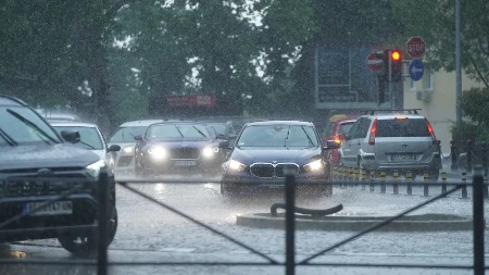 Potop kreće u ovim delovima Srbije: Oblaci jure preko Šumadije ka jugu, evo gde upravo pljušti! 