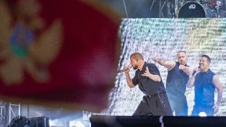 Isplivao snimak haos iz Podgorice: Riki Martin pogođen suzavcem, panično beži sa bine i traži sklonište (VIDEO)