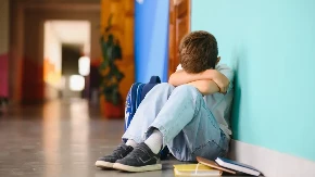 Deca su sve brutalnija! Novi snimak vršnjačkog nasilja, na kome se vidi  kako okupljeni posmatraju iživljavanje