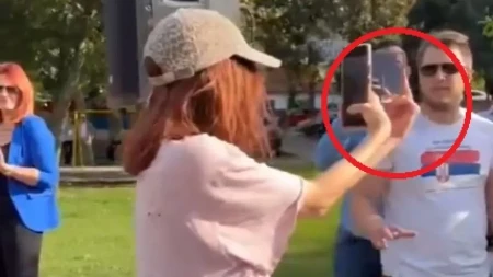 Glavni adut blokadera: Srednji prst kao program i politička poruka građanima