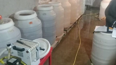 Bizarna tragedija kod Leskovca! Muškarac se utopio u buretu komine za rakiju