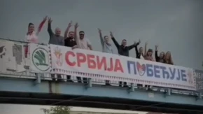 "Srbija pobeđuje" ori se širom zemlje! Narod ustao da podrži predsednika Vučića! Reka ljudi na ulicama, vijore se srpske zastave! (VIDEO)
