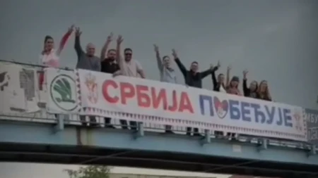 "Srbija pobeđuje" ori se širom zemlje! Narod ustao da podrži predsednika Vučića! Reka ljudi na ulicama, vijore se srpske zastave! (VIDEO)