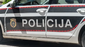 Žestoka saobraćajna nezgoda kod Podorašca: Automobil uništen u sudaru sa kamionom 