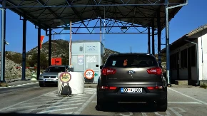 Novopazarac (19) uhapšen u Beranama: Evo šta je granična policija pronašla u specijalno napravljenim bunkerima u automobilu