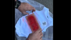 Bolesna propaganda blokadera: Prave majice čak i za bebe i decu (VIDEO)