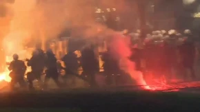 Blokaderi prave haos! Gađaju policiju bakljama, divljaju u Beogradu!