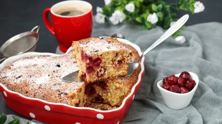 Neodoljivi brzi kolač sa višnjama i jogurtom: Baš kakav su nekada pravile naše bake