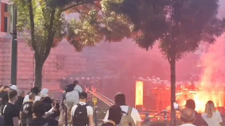 Blokaderska banda pravi haos po Beogradu! Novi napad na policiju, lete flaše i kamenice