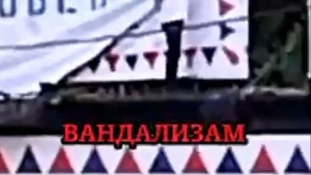 Besni blokaderi podivljali zbog transparenta: Penju se na krov, urlaju i pljuju po Srbiji (VIDEO)